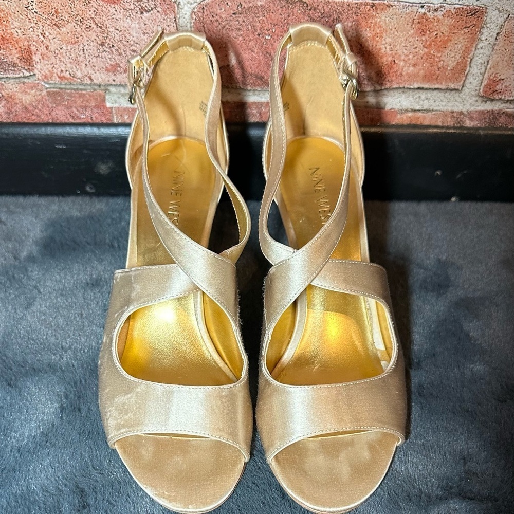 Women's Nine West size 9 gold heels - Picture 2 of 5